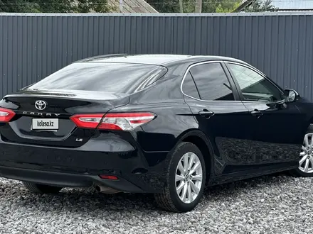 Toyota Camry 2017 года за 9 390 000 тг. в Актобе – фото 4