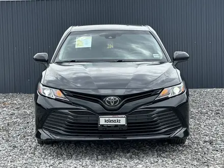 Toyota Camry 2017 года за 9 390 000 тг. в Актобе – фото 2