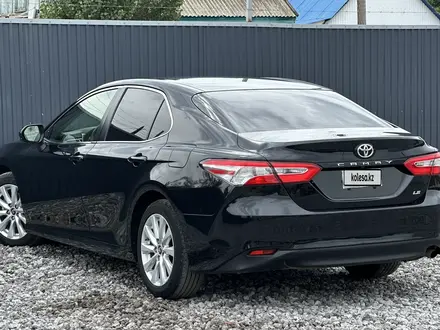 Toyota Camry 2017 года за 9 390 000 тг. в Актобе – фото 5