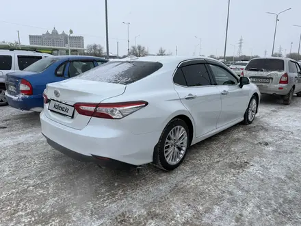 Toyota Camry 2018 года за 14 800 000 тг. в Актобе – фото 4