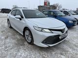 Toyota Camry 2018 года за 14 800 000 тг. в Актобе – фото 2