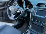 Toyota Camry 2017 года за 6 000 000 тг. в Уральск – фото 2