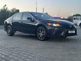 Toyota Camry 2021 года за 13 000 000 тг. в Уральск – фото 3