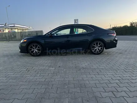 Toyota Camry 2021 года за 13 000 000 тг. в Уральск – фото 9