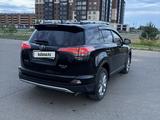 Toyota RAV4 2018 года за 13 500 000 тг. в Уральск – фото 3