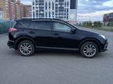 Toyota RAV4 2018 года за 13 500 000 тг. в Уральск – фото 2