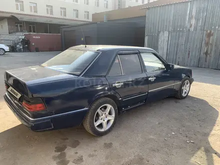 Mercedes-Benz E 260 1990 года за 1 000 000 тг. в Шымкент