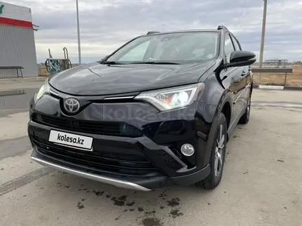 Toyota RAV4 2017 года за 9 490 000 тг. в Актобе