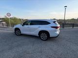 Toyota Highlander 2023 года за 35 000 000 тг. в Атырау