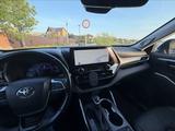 Toyota Highlander 2023 года за 35 000 000 тг. в Атырау – фото 4