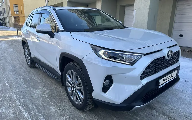 Toyota RAV4 2022 года за 23 100 000 тг. в Актобе