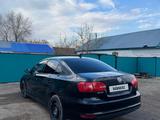 Volkswagen Jetta 2013 года за 3 000 000 тг. в Актобе – фото 4