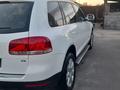 Volkswagen Touareg 2005 года за 4 150 000 тг. в Алматы – фото 12