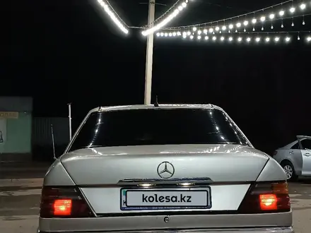 Mercedes-Benz E 220 1991 года за 1 800 000 тг. в Талдыкорган – фото 2