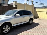 Volkswagen Touareg 2003 года за 3 250 000 тг. в Алматы – фото 2