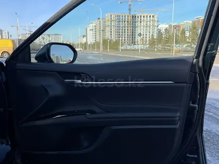 Toyota Camry 2019 года за 14 500 000 тг. в Астана – фото 33