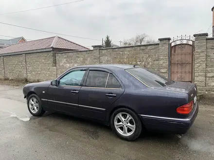 Mercedes-Benz E 280 1997 года за 2 600 000 тг. в Талдыкорган – фото 2