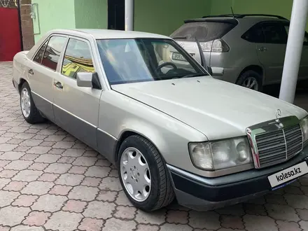 Mercedes-Benz E 220 1993 года за 1 700 000 тг. в Алматы – фото 3