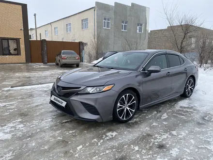 Toyota Camry 2019 года за 14 500 000 тг. в Уральск – фото 2