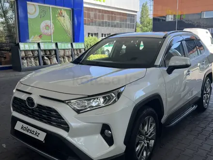 Toyota RAV4 2021 года за 16 500 000 тг. в Алматы – фото 2