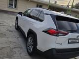 Toyota RAV4 2021 года за 14 000 000 тг. в Туркестан – фото 2