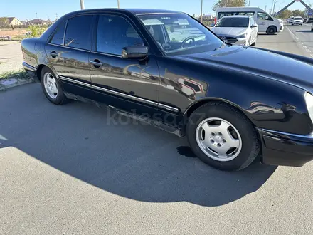 Mercedes-Benz E 240 1998 года за 2 598 108 тг. в Кульсары – фото 2