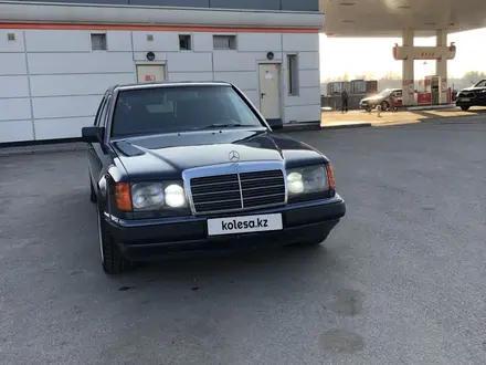 Mercedes-Benz E 220 1991 года за 2 850 000 тг. в Алматы – фото 3