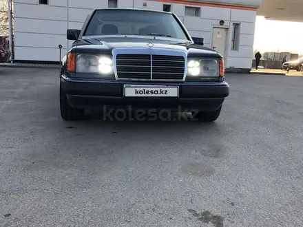 Mercedes-Benz E 220 1991 года за 2 850 000 тг. в Алматы – фото 4
