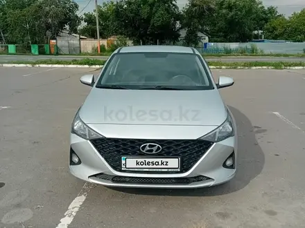 Hyundai Accent 2021 года за 7 740 000 тг. в Караганда – фото 2