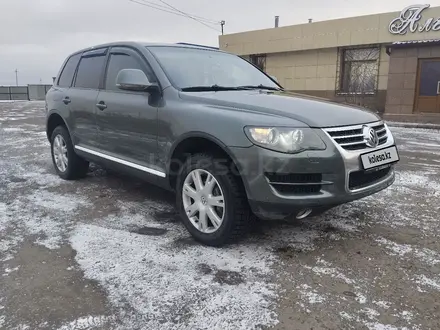 Volkswagen Touareg 2008 года за 6 400 000 тг. в Караганда – фото 2