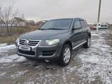 Volkswagen Touareg 2008 года за 6 400 000 тг. в Караганда – фото 3