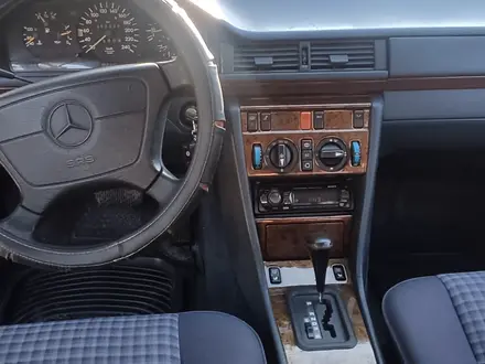 Mercedes-Benz E 260 1993 года за 2 650 000 тг. в Караганда – фото 23