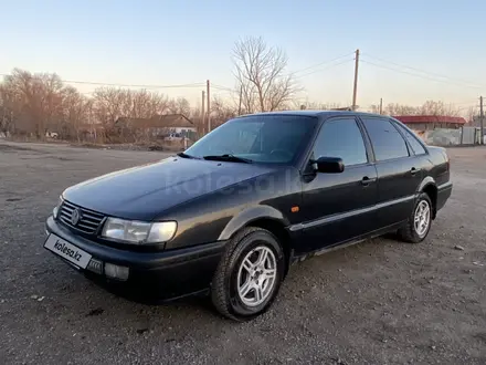 Volkswagen Passat 1995 года за 1 100 000 тг. в Астана – фото 2