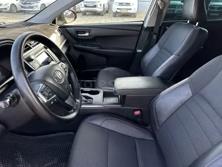Toyota Camry 2016 года за 7 550 000 тг. в Атырау – фото 13
