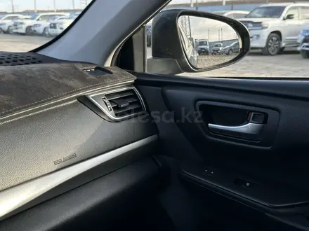 Toyota Camry 2016 года за 7 550 000 тг. в Атырау – фото 26