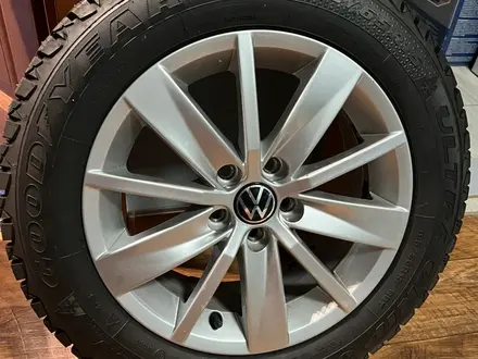 Фольксваген поло размер шин r15. Шины на фольксваген поло. Фольксваген поло зимние шины. 185/60r15 vw. Штатные диски поло седан r15.