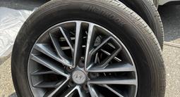 Диск шинами комплект хюндай Hyundai 225/55/17 летний за 195 000 тг. в Шымкент