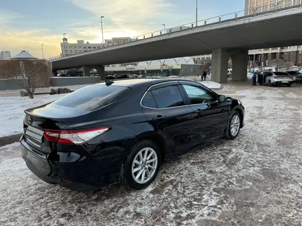 Toyota Camry 2021 года за 14 990 000 тг. в Астана – фото 2