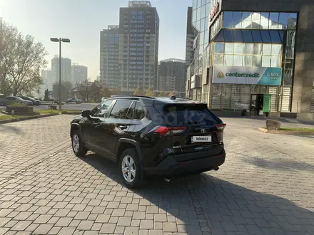 Toyota RAV4 2021 года за 14 700 000 тг. в Алматы – фото 3