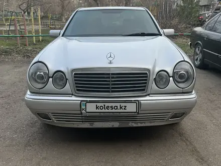 Mercedes-Benz E 230 1997 года за 2 700 000 тг. в Петропавловск – фото 2
