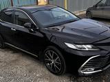 Toyota Camry 2021 года за 14 400 000 тг. в Атырау – фото 3