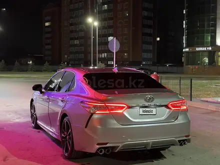 Toyota Camry 2018 года за 10 200 000 тг. в Атырау – фото 2