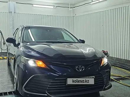 Toyota Camry 2021 года за 10 900 000 тг. в Костанай – фото 3