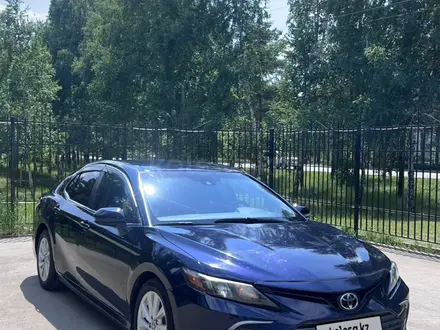 Toyota Camry 2021 года за 10 900 000 тг. в Костанай – фото 2