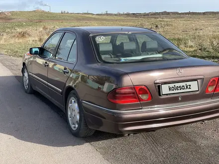 Mercedes-Benz E 300 1998 года за 2 600 000 тг. в Караганда – фото 3