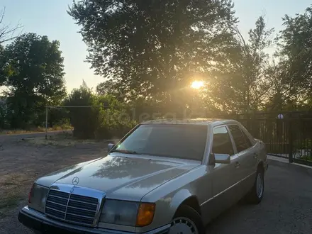 Mercedes-Benz E 230 1991 года за 1 550 000 тг. в Тараз – фото 20