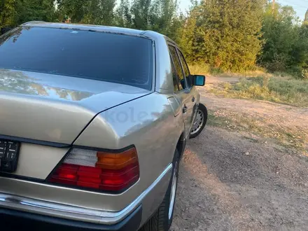 Mercedes-Benz E 230 1991 года за 1 550 000 тг. в Тараз – фото 4