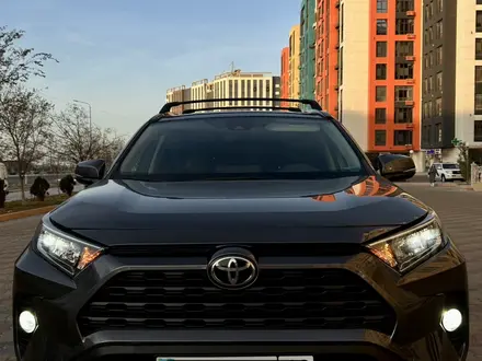 Toyota RAV4 2021 года за 15 000 000 тг. в Актау