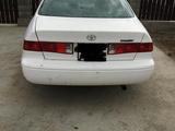 Toyota Camry 2000 года за 2 800 000 тг. в Атырау – фото 2