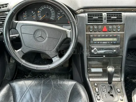 Mercedes-Benz E 320 1997 года за 3 450 000 тг. в Атырау – фото 29